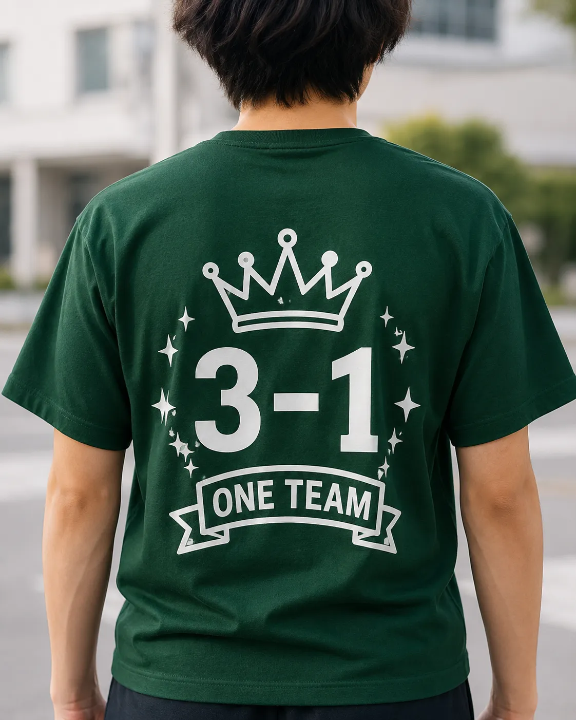緑のクラスTシャツに大きな3-1と王冠を配置したデザイン