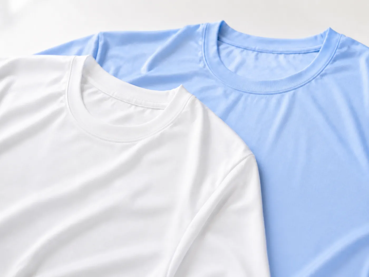 白と水色のTシャツ生地を並べた写真