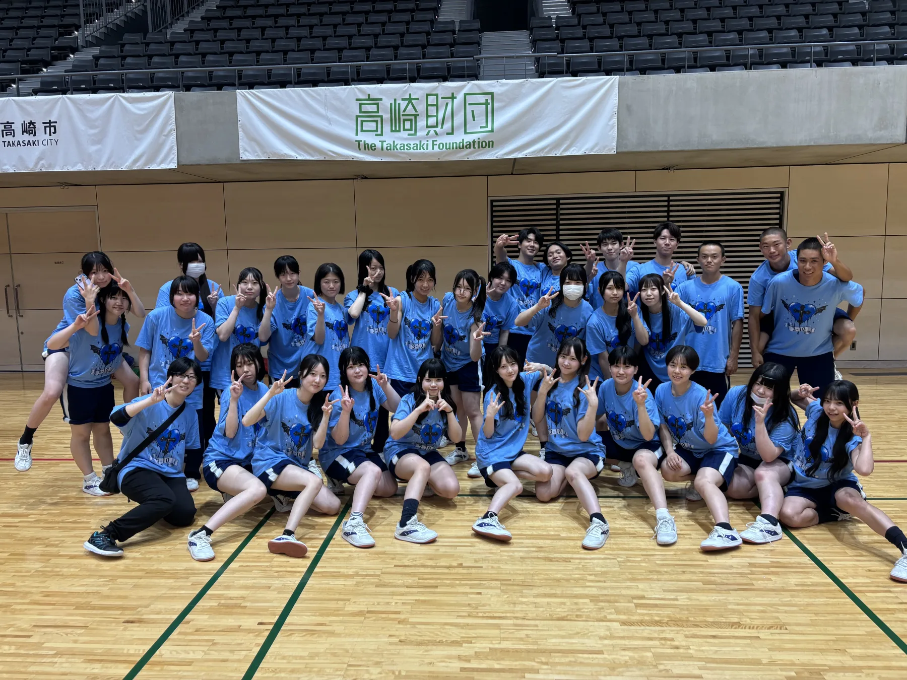 青いクラスTシャツを着た高校生の集合写真