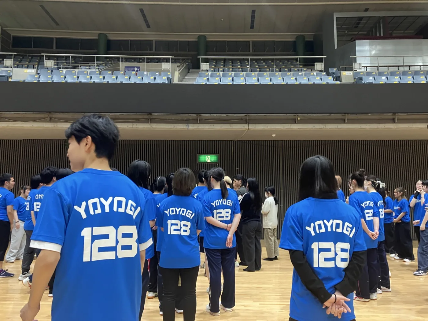 体育祭会場で青いクラスTシャツを着る生徒
