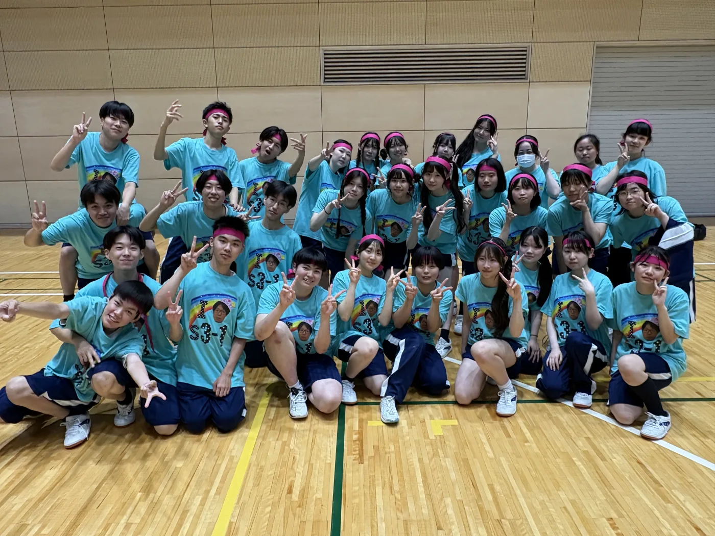 水色のクラスTシャツを着た高校生の集合写真