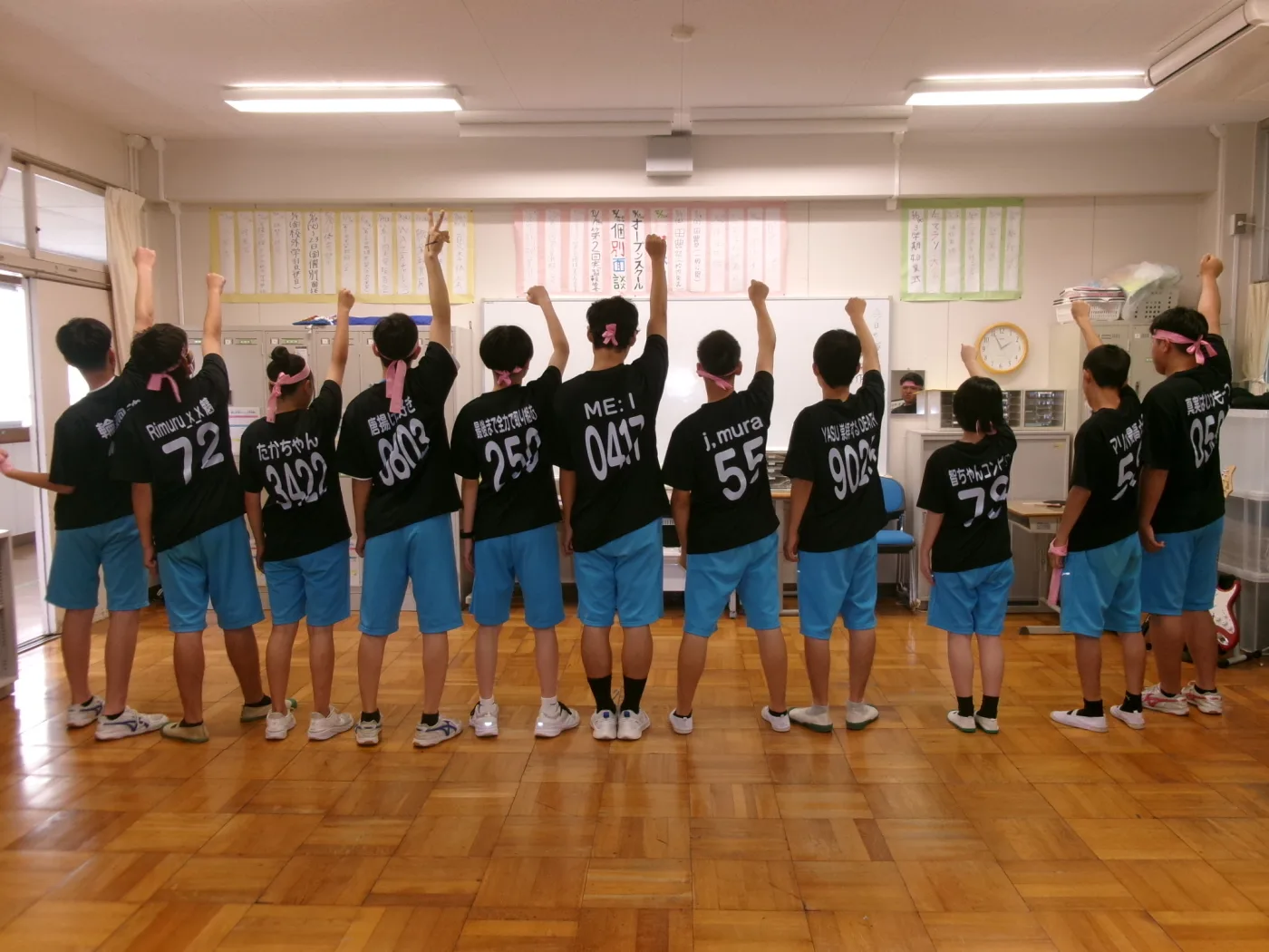 黒いクラスTシャツの背面プリント事例