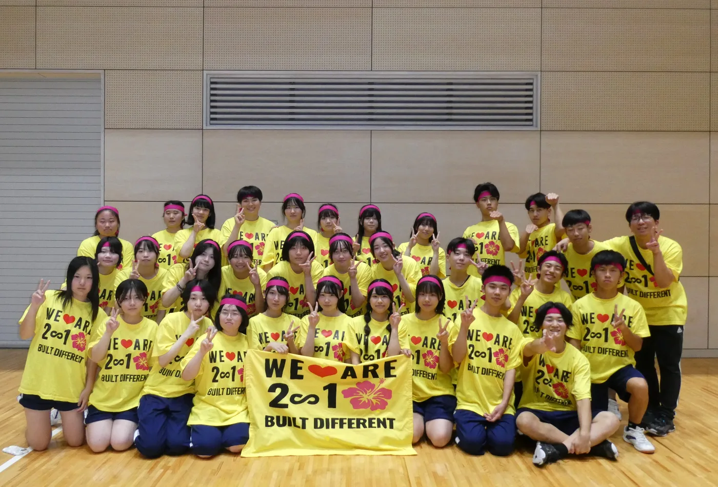 黄色いクラスTシャツを着た高校生の集合写真
