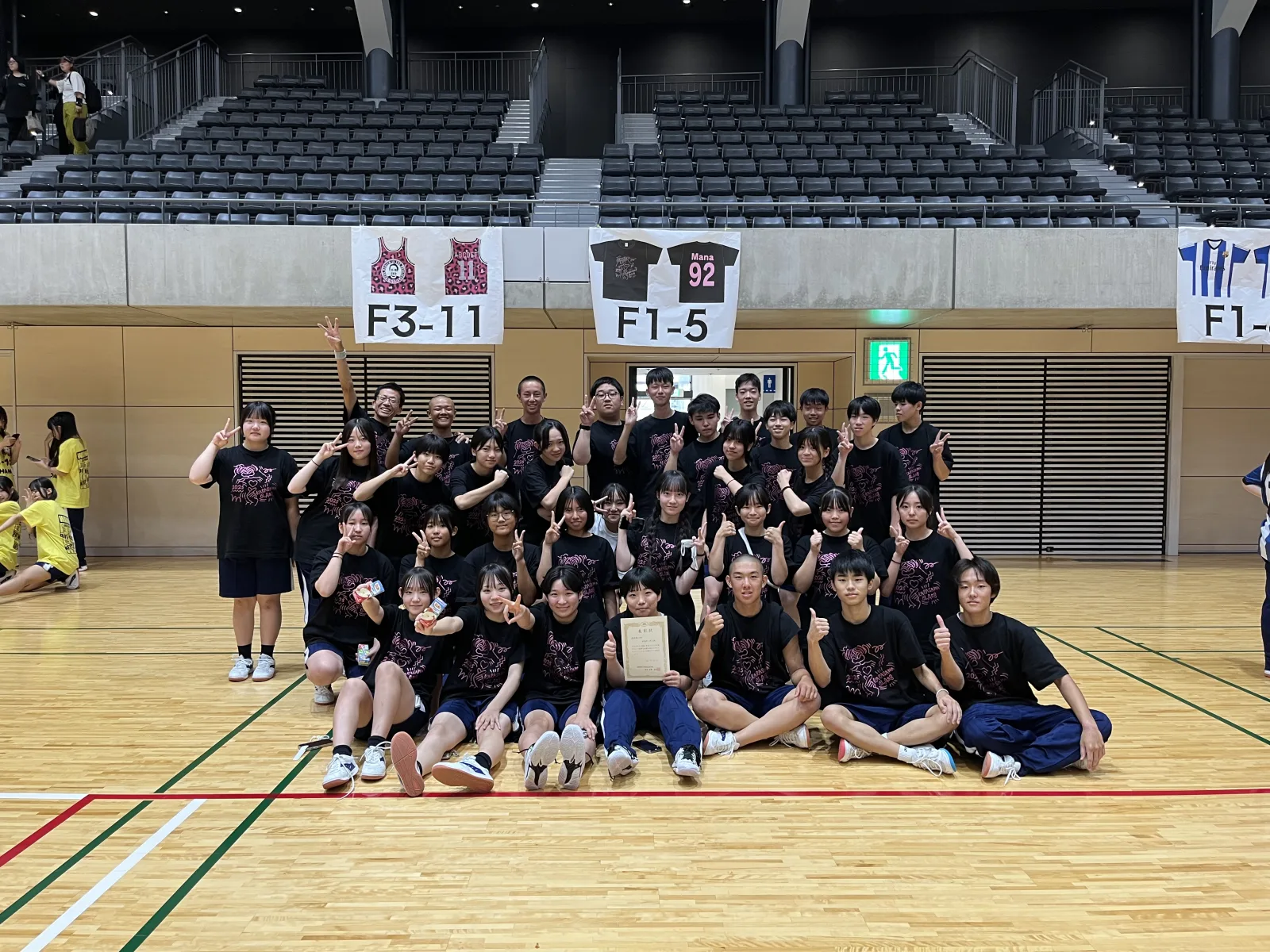 黒いクラスTシャツを着た高校生の集合写真